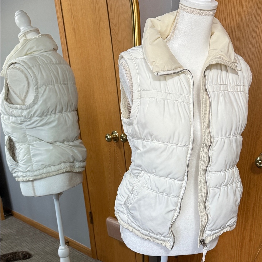 American Eagle Outfitters Cream Puffer Vest